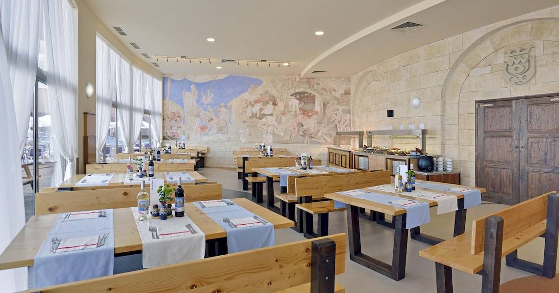 Innenansicht des Restaurants des Sol Luna Bay All Inclusive Hotels mit Tisch und Bankett.