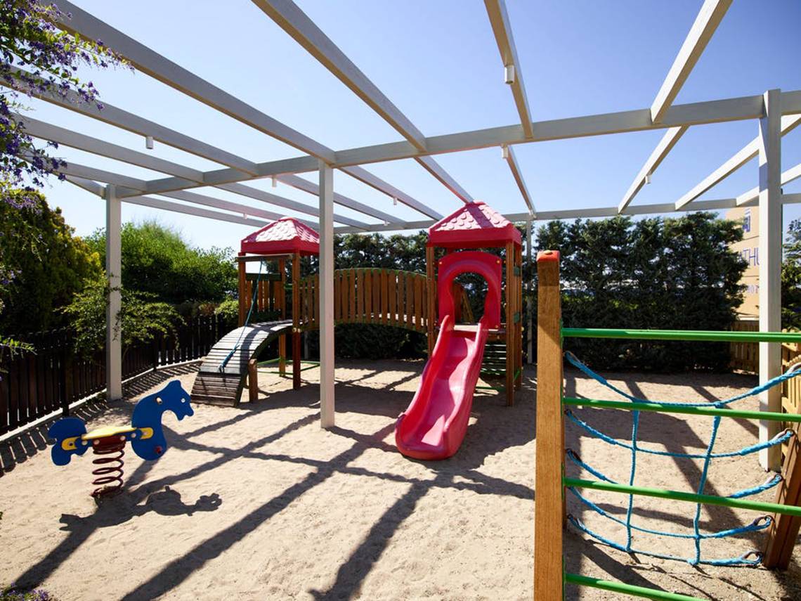 Kinderspielplatz im Rhodes Bay Hotel & Spa mit Rutsche und Kletternetz.