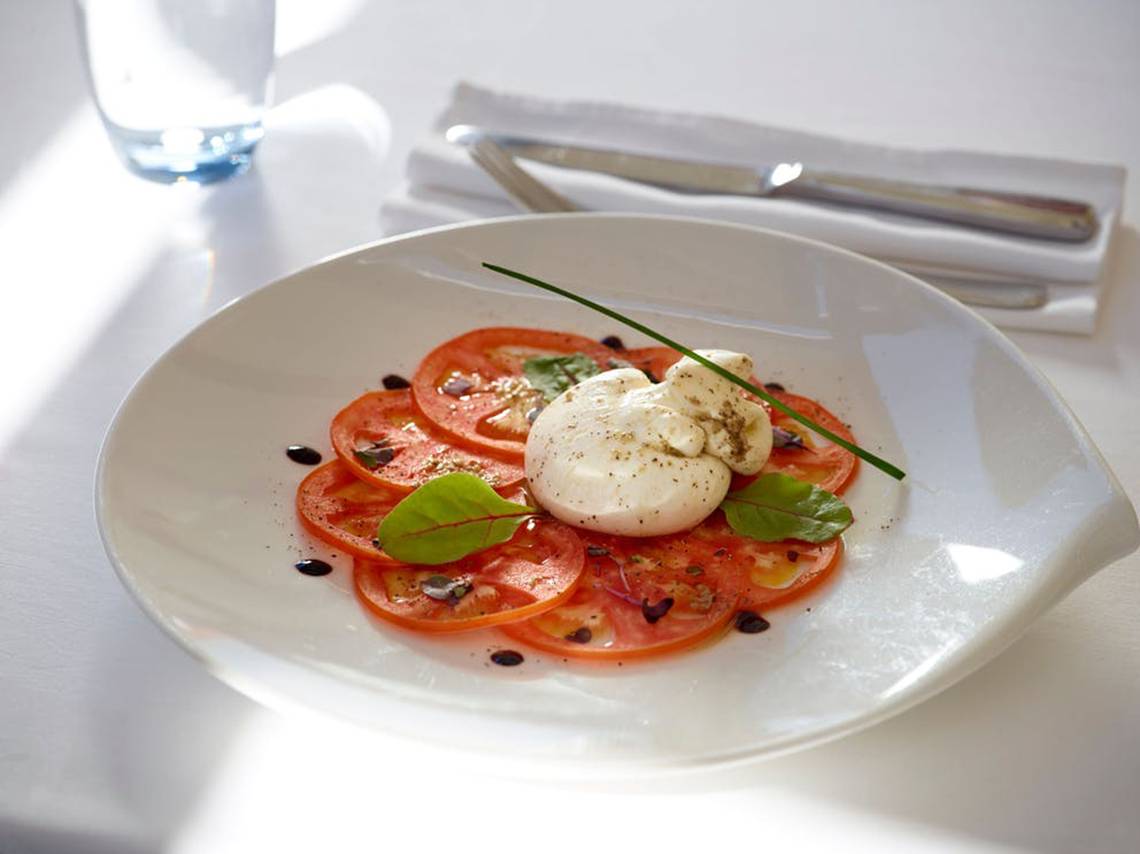 Frühstücksbuffet im Rhodes Bay Hotel & Spa mit Tomatensalat und Mozzarella.