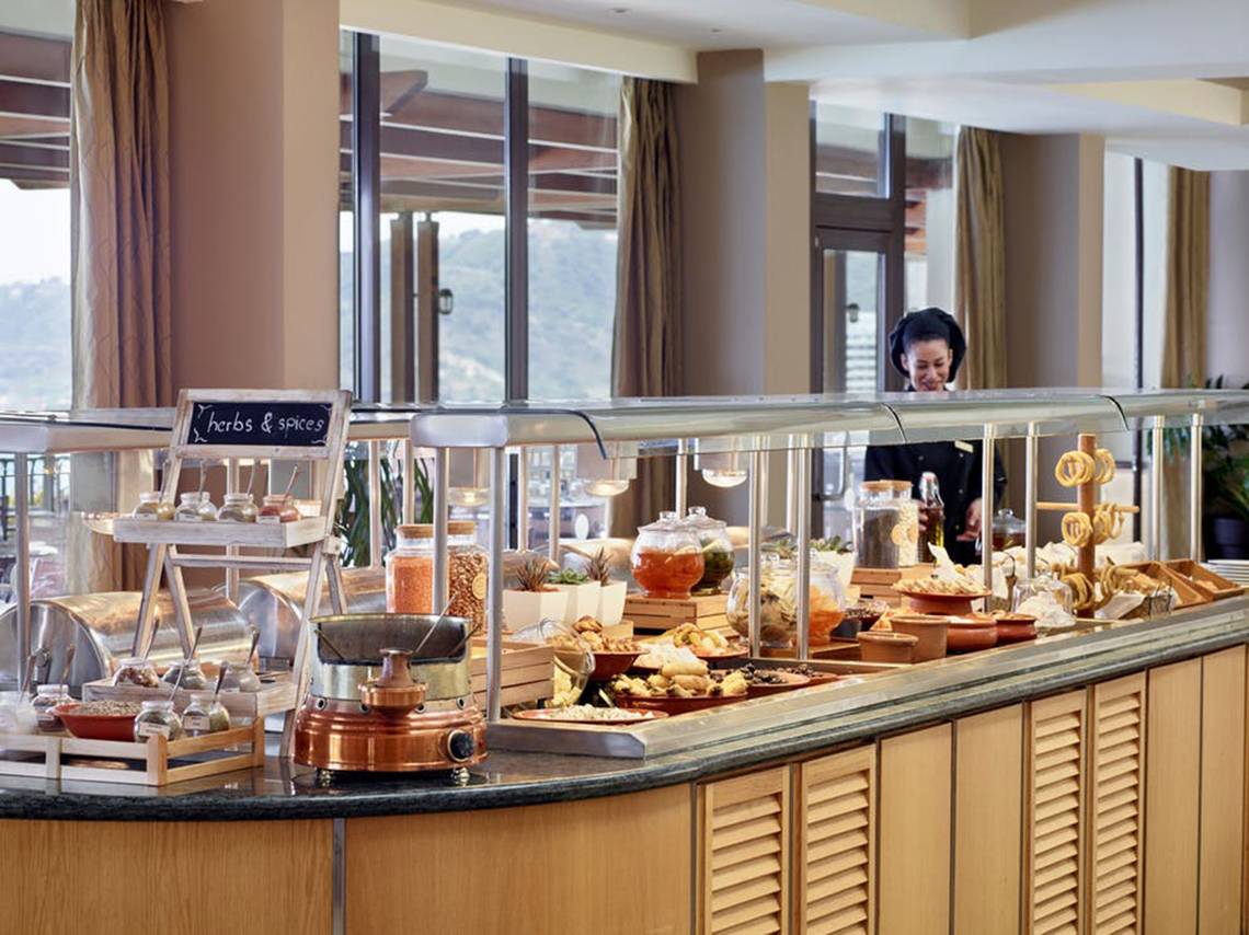 Buffet-Tisch im Rhodes Bay Hotel & Spa mit verschiedenen Speisen und Getränken.