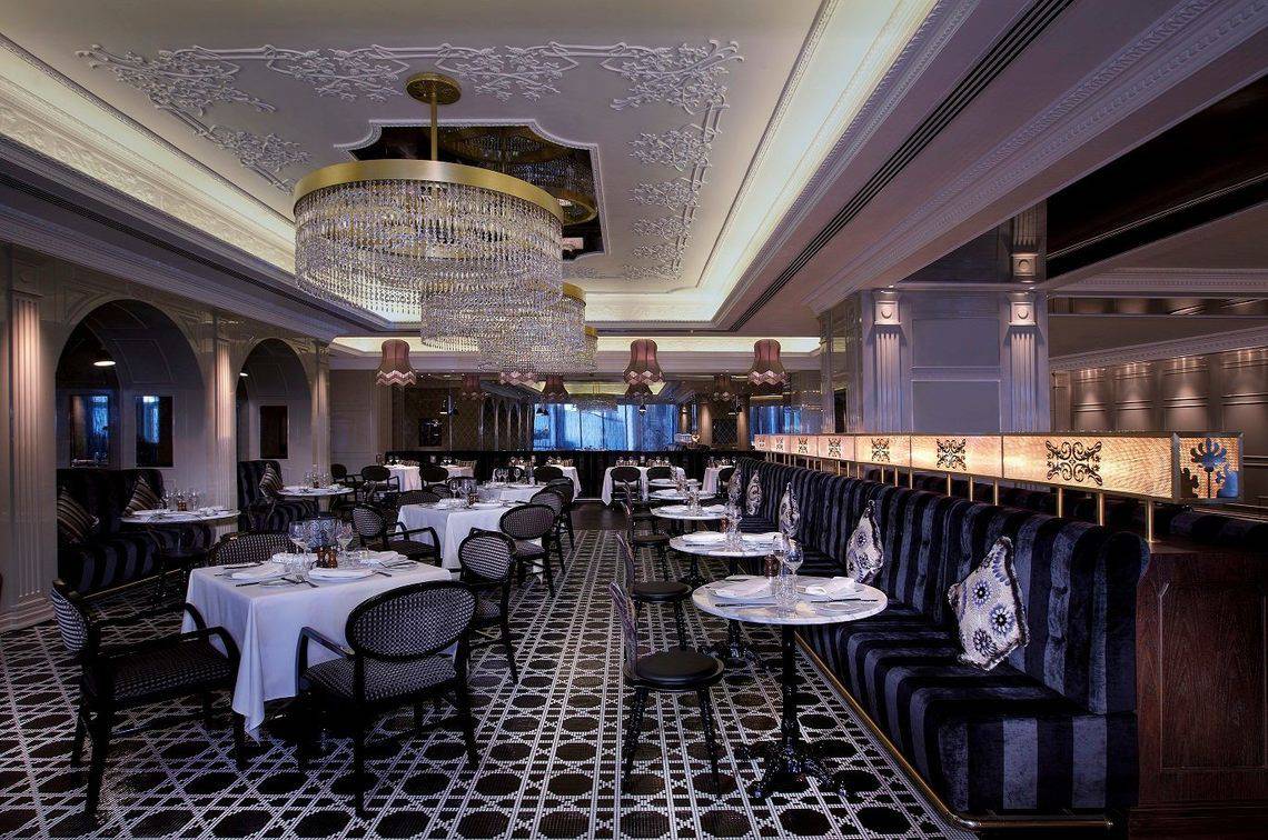 Innenansicht des Restaurants im Conrad Abu Dhabi Etihad Towers mit edlem Interieur, Kristallleuchtern und eleganten Möbeln.