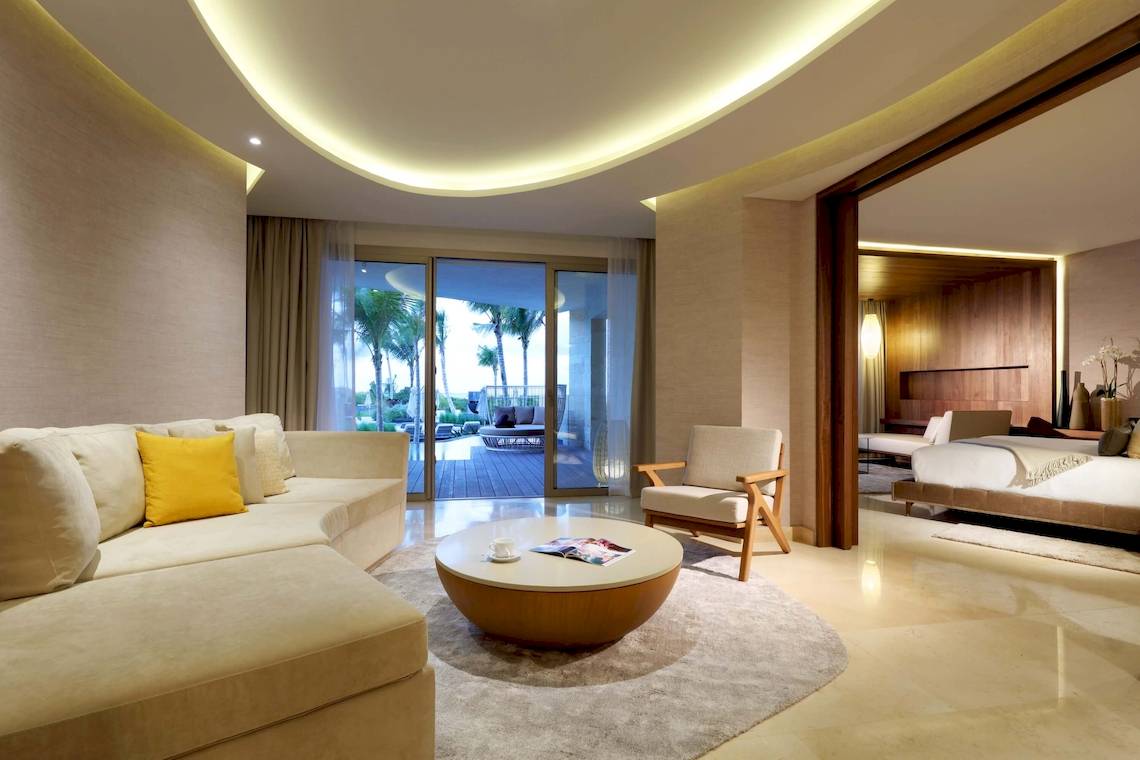 Innenansicht der Suite im TRS Coral Hotel mit Wohnzimmer, Couch, Couchtisch und Schlafzimmer