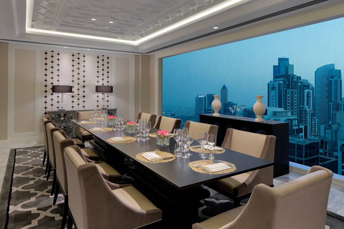 Hochzeitsbankettsaal im Taj Dubai mit Blick auf die Stadt.