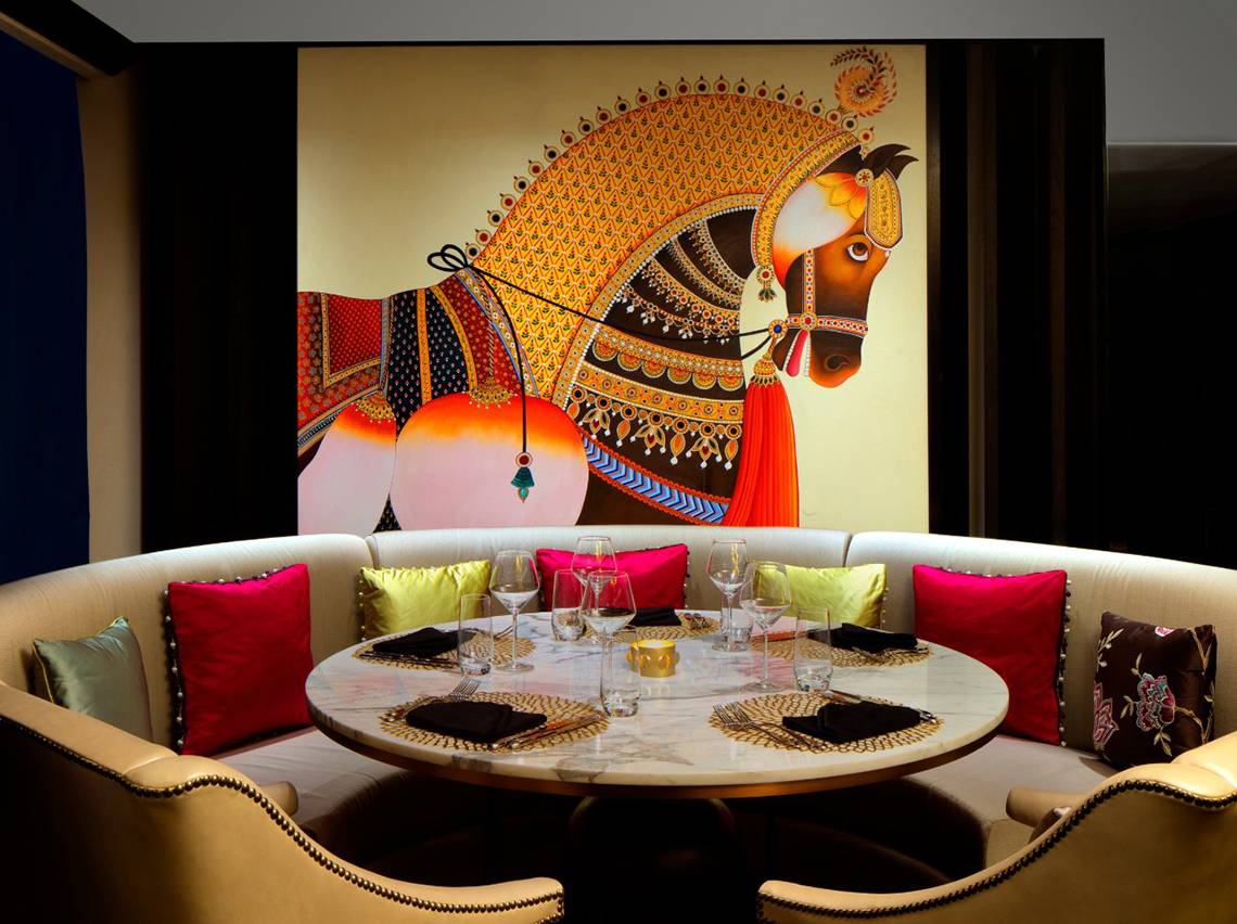 Hotellounge mit einer Wandmalerei eines Pferdes im Taj Dubai.