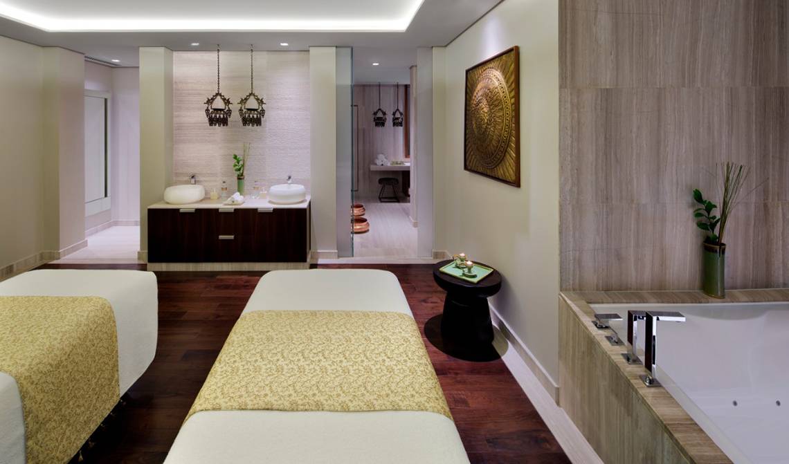 Spa-Behandlungsraum im Taj Dubai mit zwei Massagebetten und Badewanne