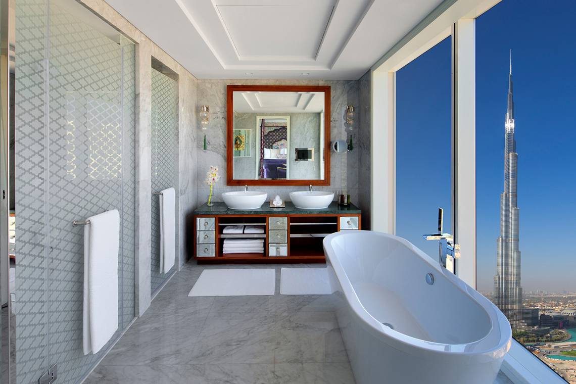Badezimmer mit zwei Waschbecken, Badewanne und Spiegel, Ausblick auf Burj Khalifa