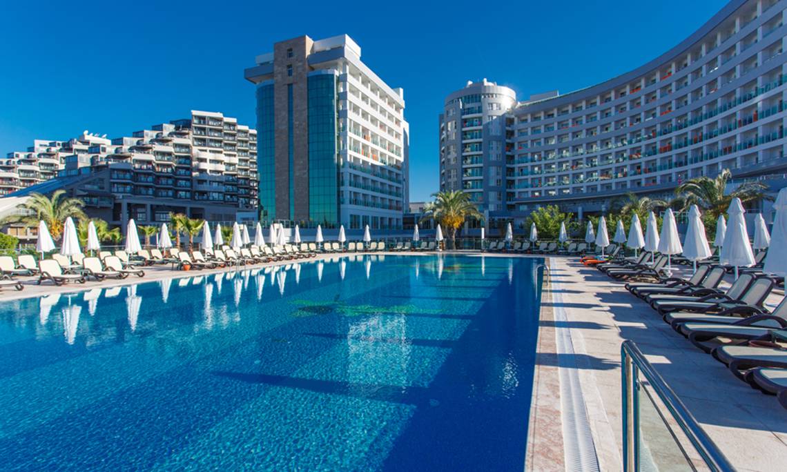Außenpool des Sherwood Exclusive Lara Hotels mit Sonnenliegen und Palmen