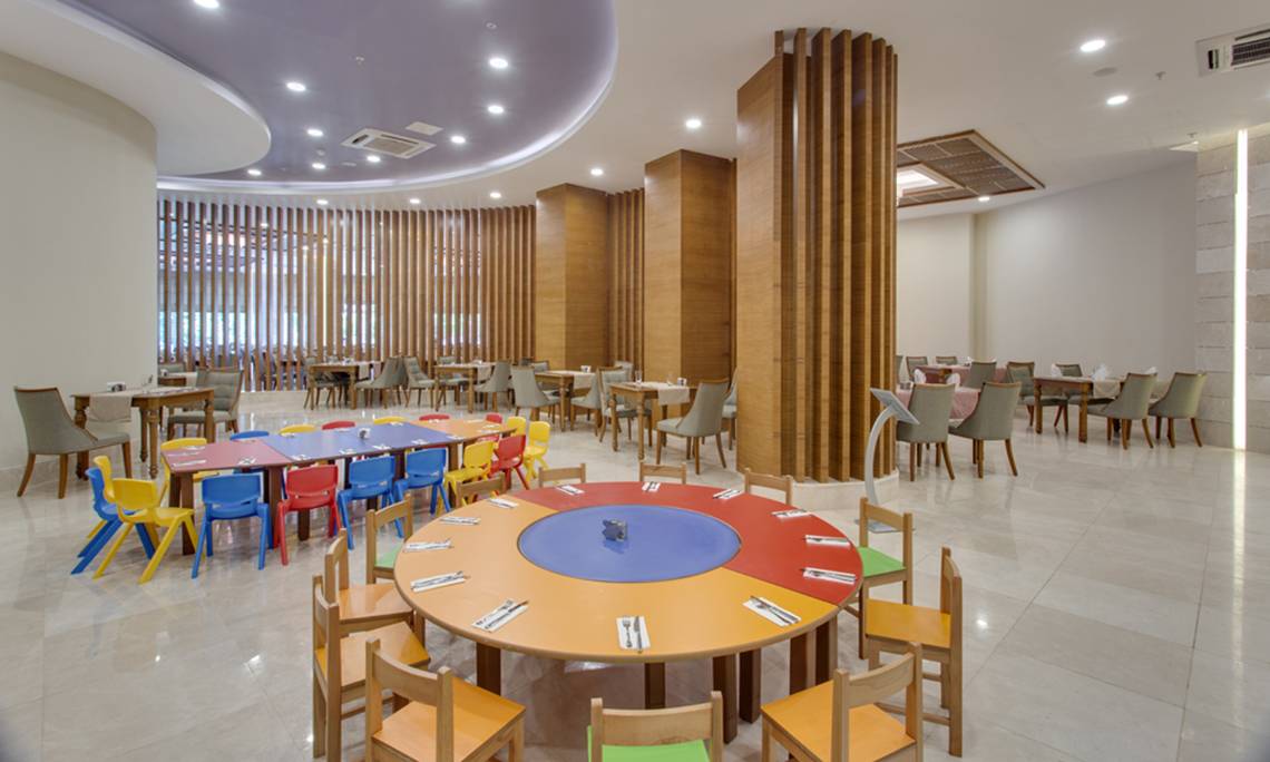 Kinder-Essbereich im Sherwood Exclusive Lara Hotel mit bunten Tischen und Stühlen.