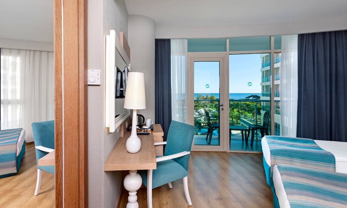 Innenansicht eines Zimmers im Sherwood Exclusive Lara Hotel mit Blick auf das Meer.