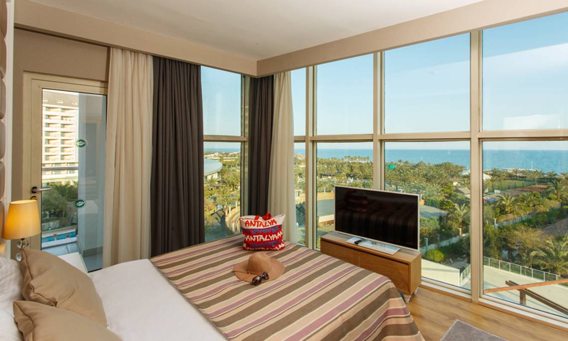 Zimmer im Sherwood Exclusive Lara Hotel mit Blick auf das Meer und den Garten