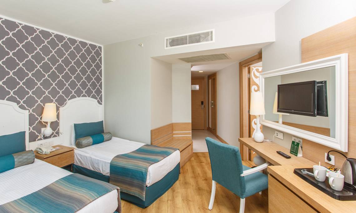 Zweibettzimmer im Sherwood Exclusive Lara Hotel mit modernen Möbeln und Dekoration.