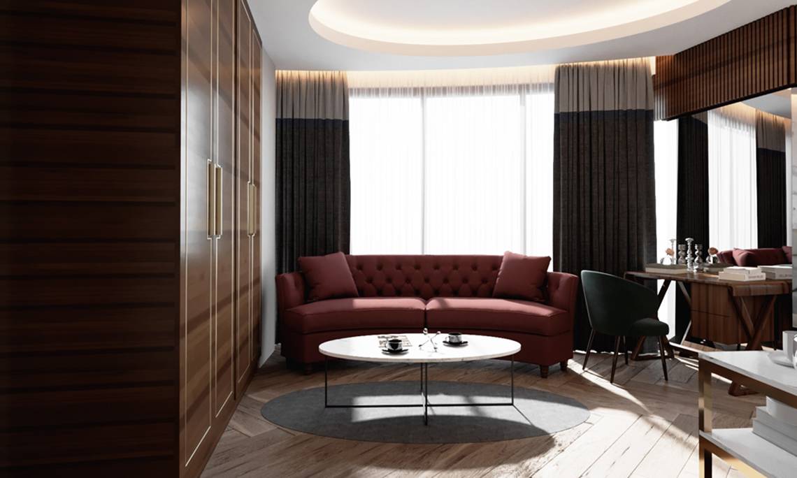 Innenraum des Sherwood Exclusive Lara Hotels mit rotem Sofa, Tisch und braunen Vorhängen.