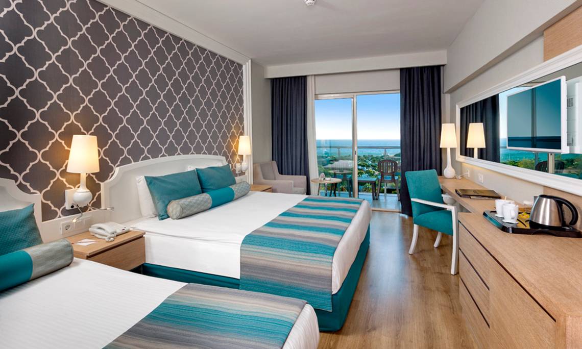 Doppelzimmer im Sherwood Exclusive Lara Hotel mit Meerblick, zwei Betten, Schreibtisch und Balkon