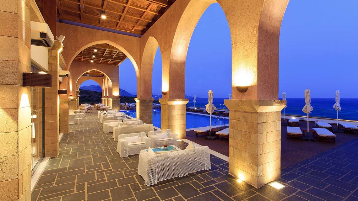 Außenterrasse des Boutique 5 Hotel & Spa bei Nacht mit Blick auf das Meer