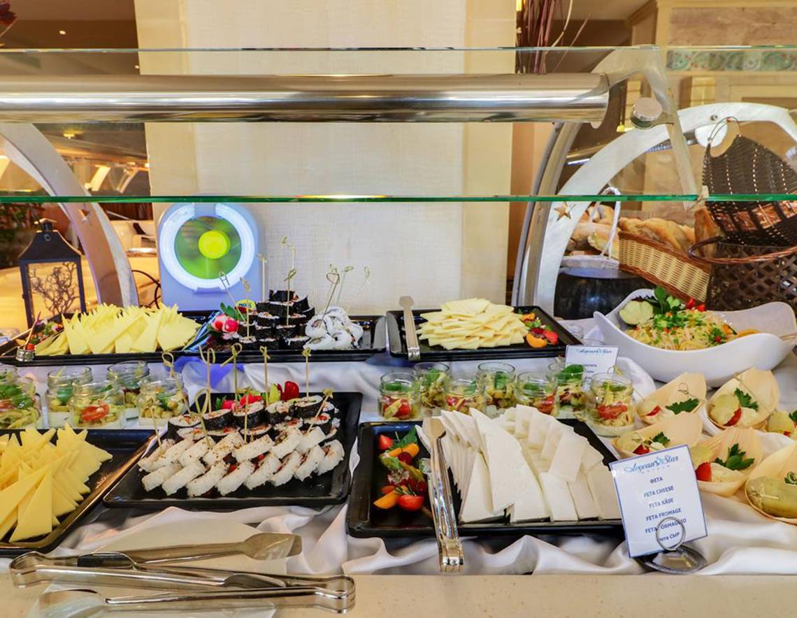 Buffet im Creta Star Hotel mit verschiedenen Speisen wie Sushi, Käse, Salaten und Dips.