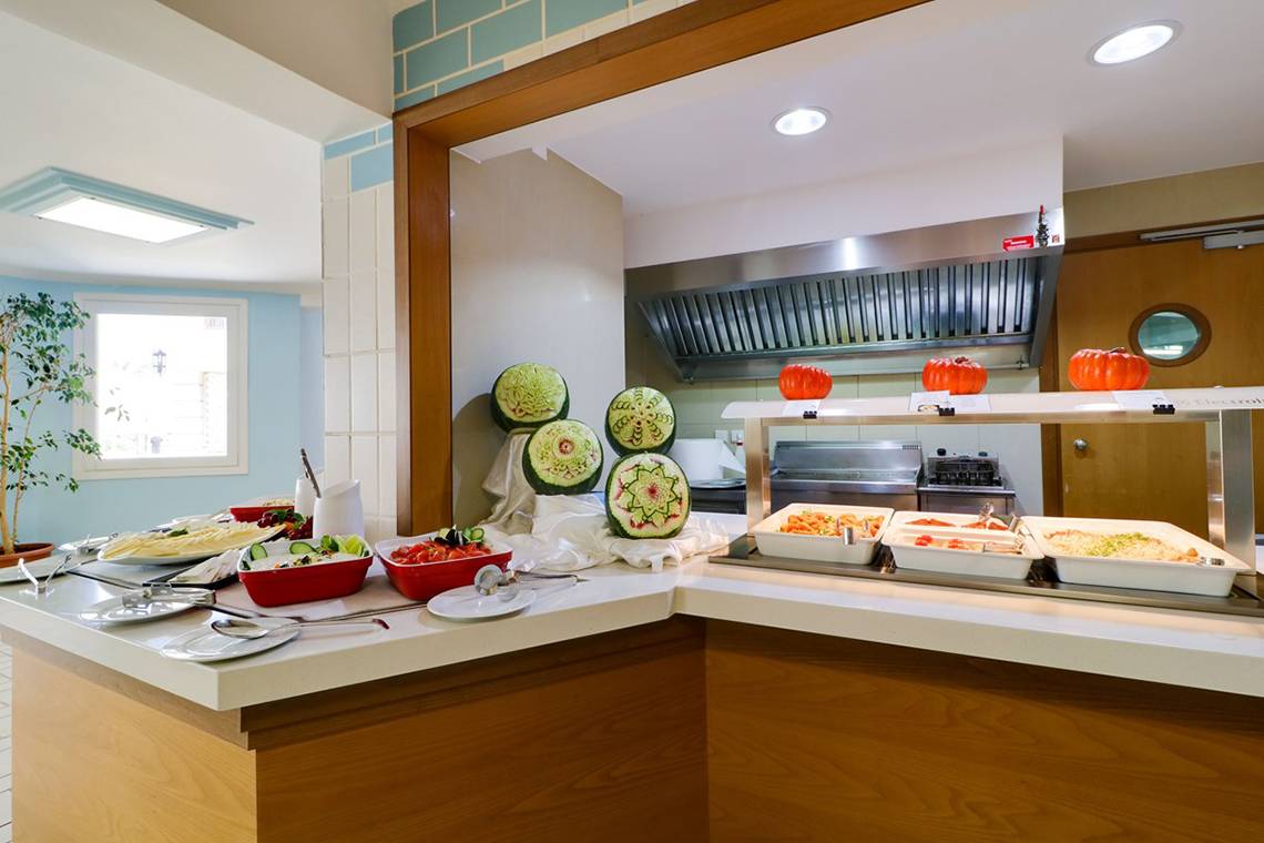 Buffettisch im Hotel Creta Star mit verschiedenen Gerichten und Wassermelonen-Dekoration.