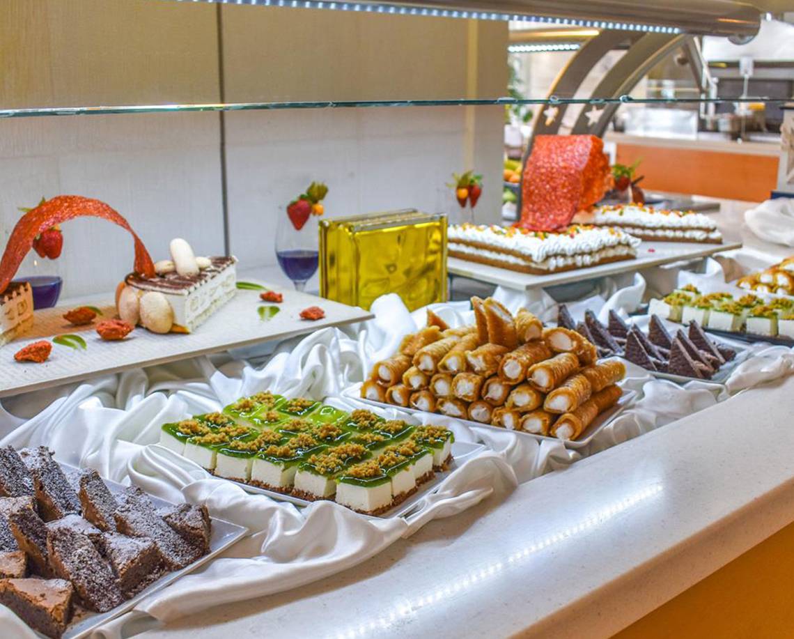 Buffet mit verschiedenen Süßigkeiten im Creta Star Hotel.