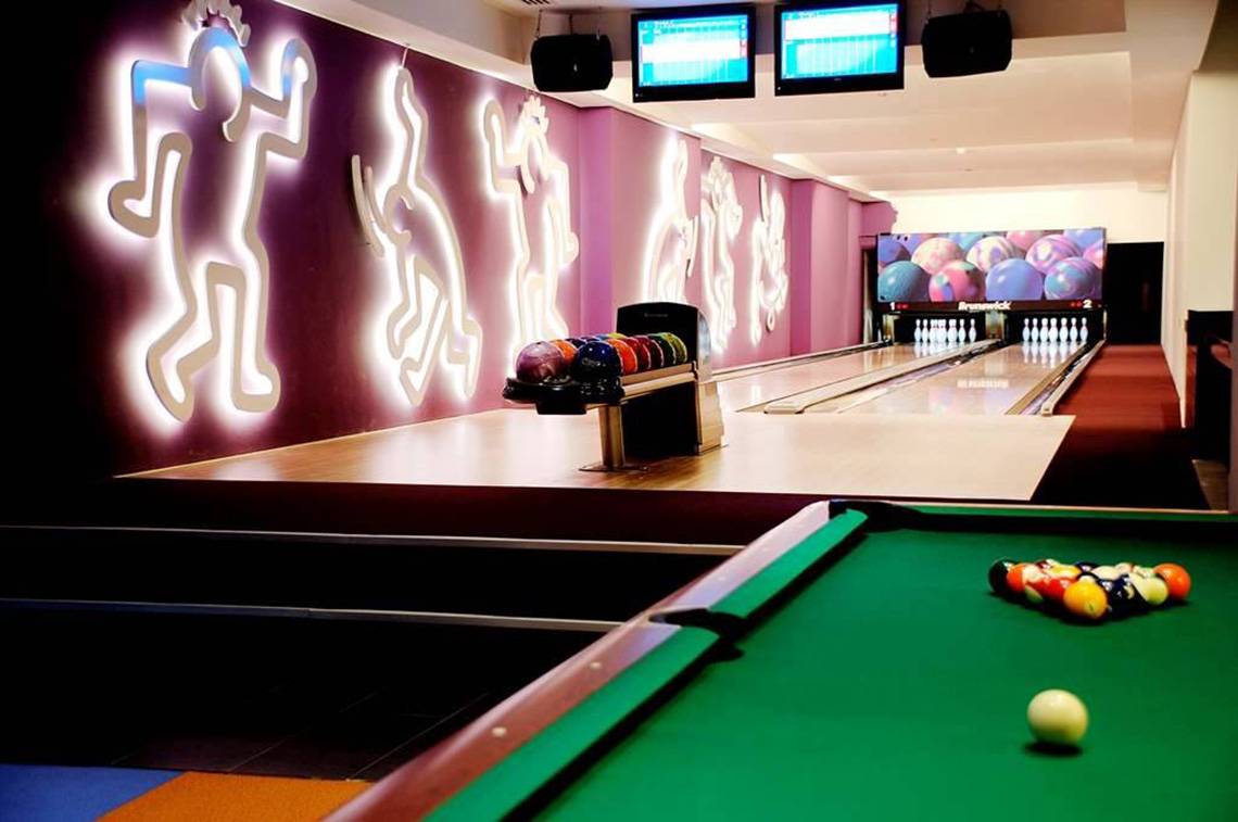 Der Bowling- und Poolbereich des Seamelia Beach Resort & Spa mit Bowlingbahnen und Billardtisch.