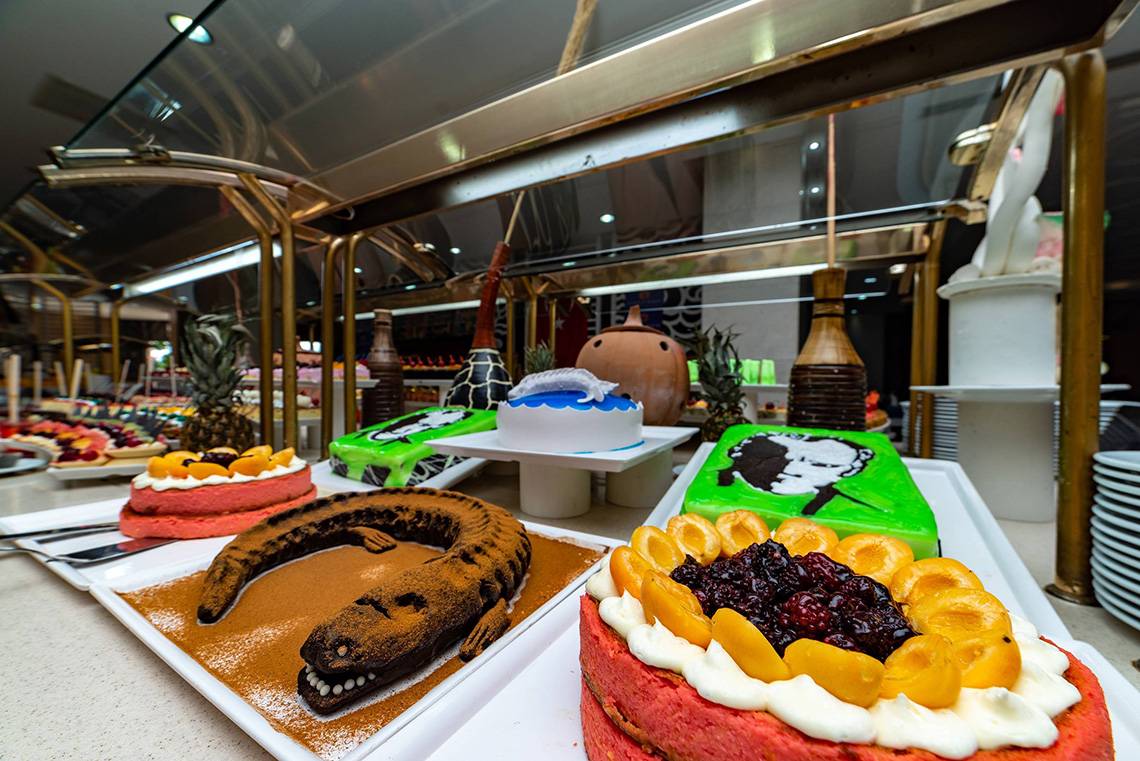 Kuchenbuffet im Seamelia Beach Resort & Spa mit verschiedenen kunstvoll dekorierten Kuchen.