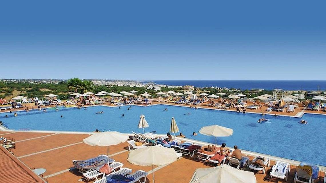 Luftaufnahme des Swimmingpools des Royal & Imperial Belvedere Hotels mit vielen Gästen und Sonnenschirmen.