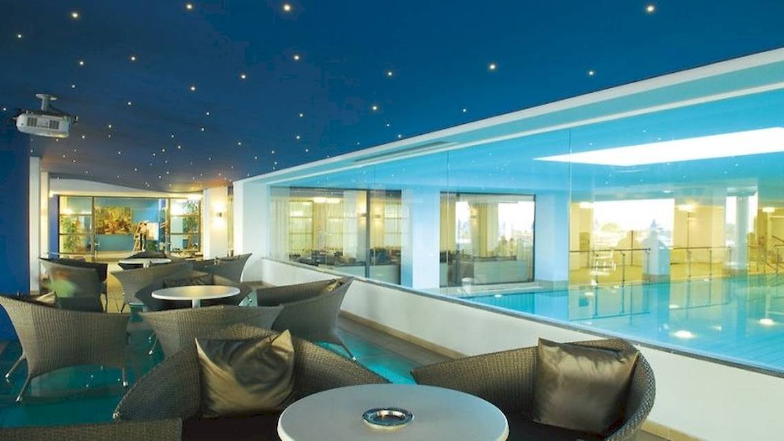 Pool-Lounge im Royal & Imperial Belvedere Hotel mit Blick auf den Pool.