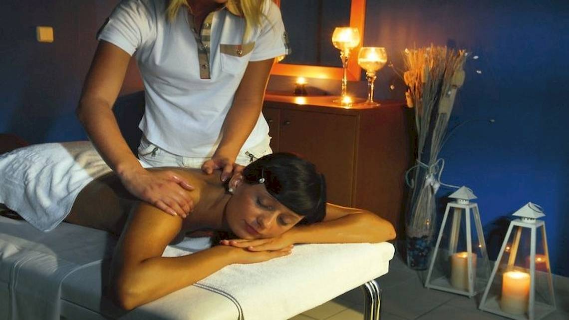 Eine Frau erhält eine Massage im Royal & Imperial Belvedere Hotel.