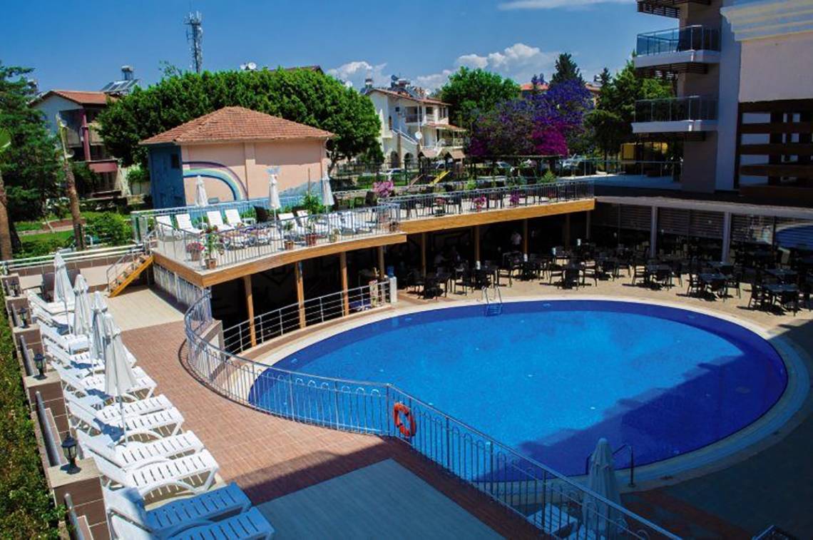 Außenbereich des Sun Beach Park & Spa Hotels mit Swimmingpool und Sonnenliegen