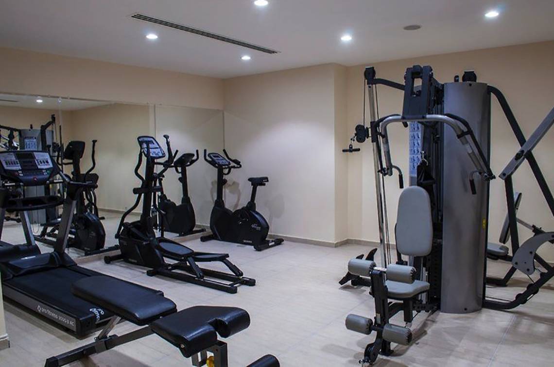 Fitnessstudio im Sun Beach Park & Spa Hotel mit verschiedenen Trainingsgeräten.