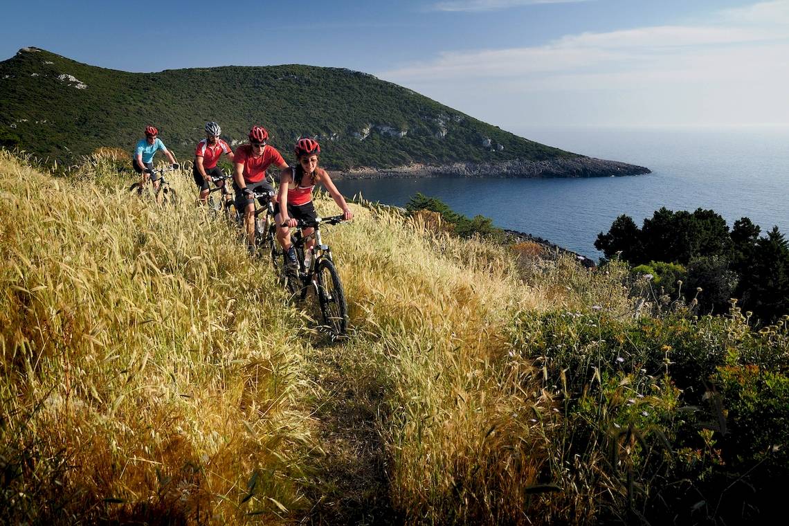 Radfahrer im Freien auf dem Weg zum Westin Resort, Costa Navarino