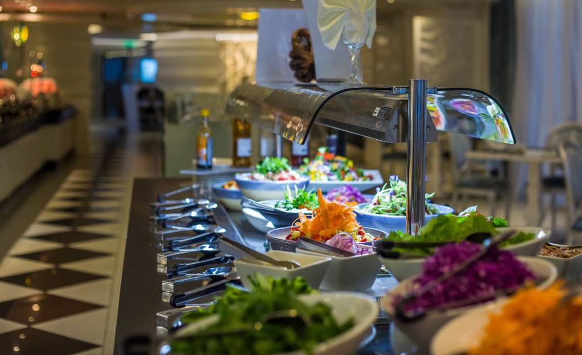 Buffet-Tisch im Adams Beach Hotel mit verschiedenen Salaten und Beilagen.