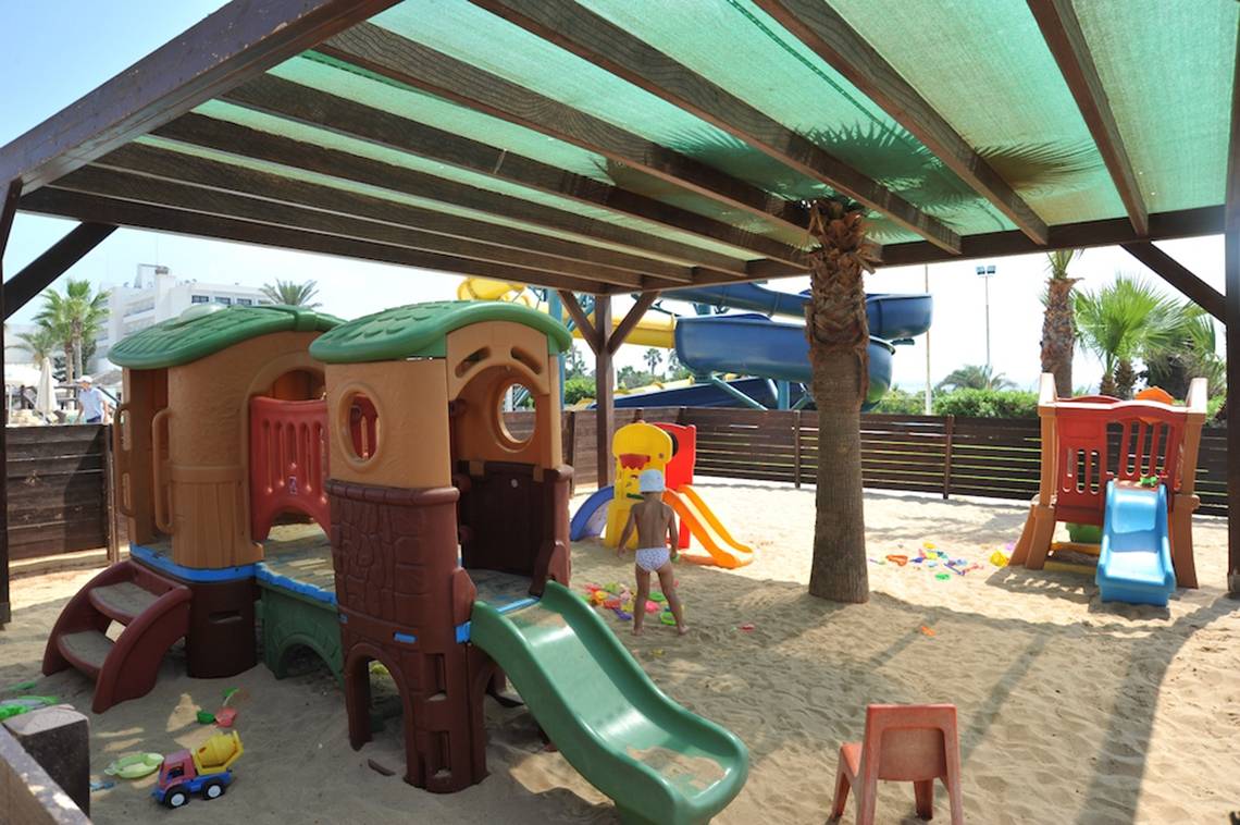 Kinderspielplatz im Adams Beach Hotel, überdacht von einer Markise.