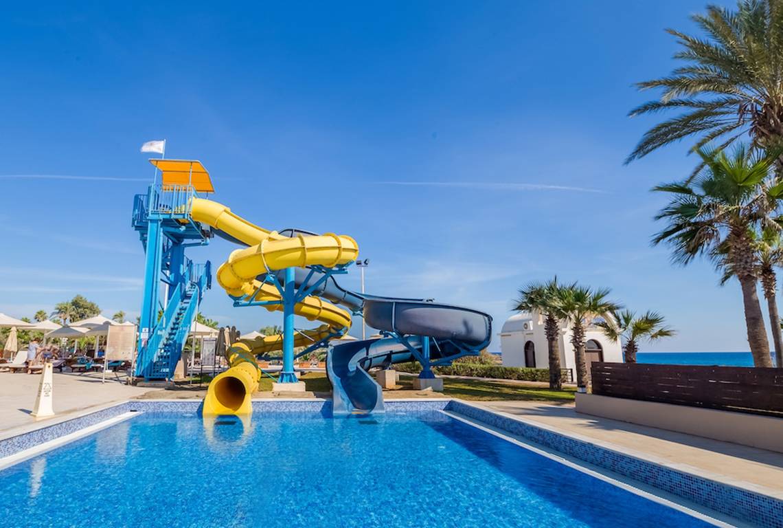 Wasserrutsche im Adams Beach Hotel mit blauem und gelbem Pool.