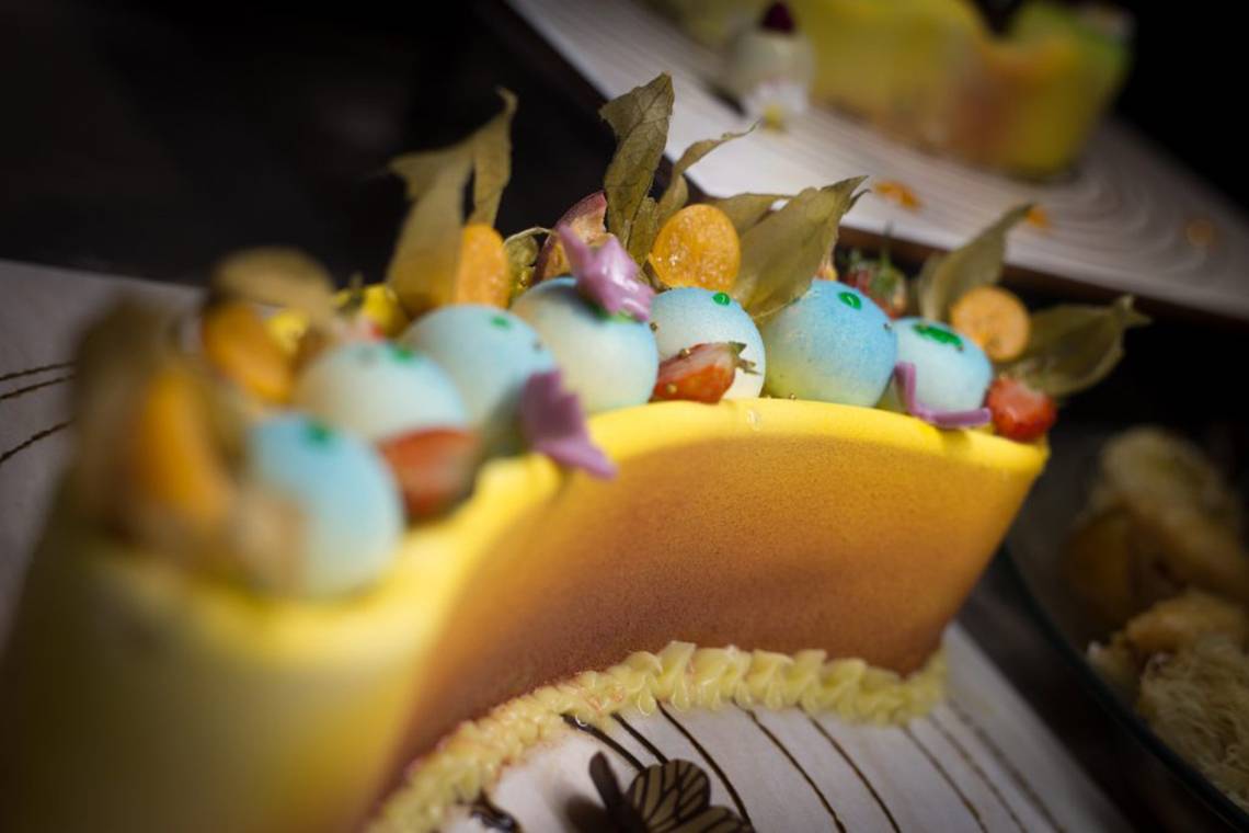 Dessert im Adams Beach Hotel mit blauen und gelben Dekorationen.