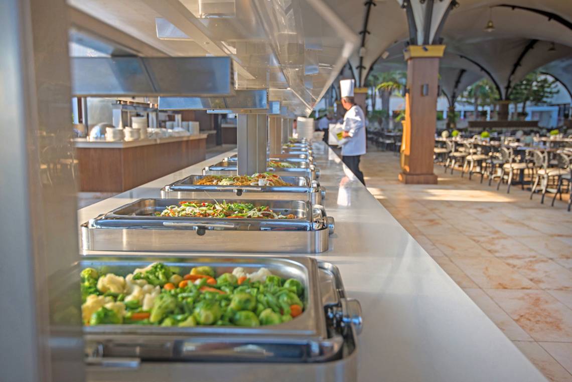 Buffet im Adams Beach Hotel mit verschiedenen Gerichten in Silberschalen.