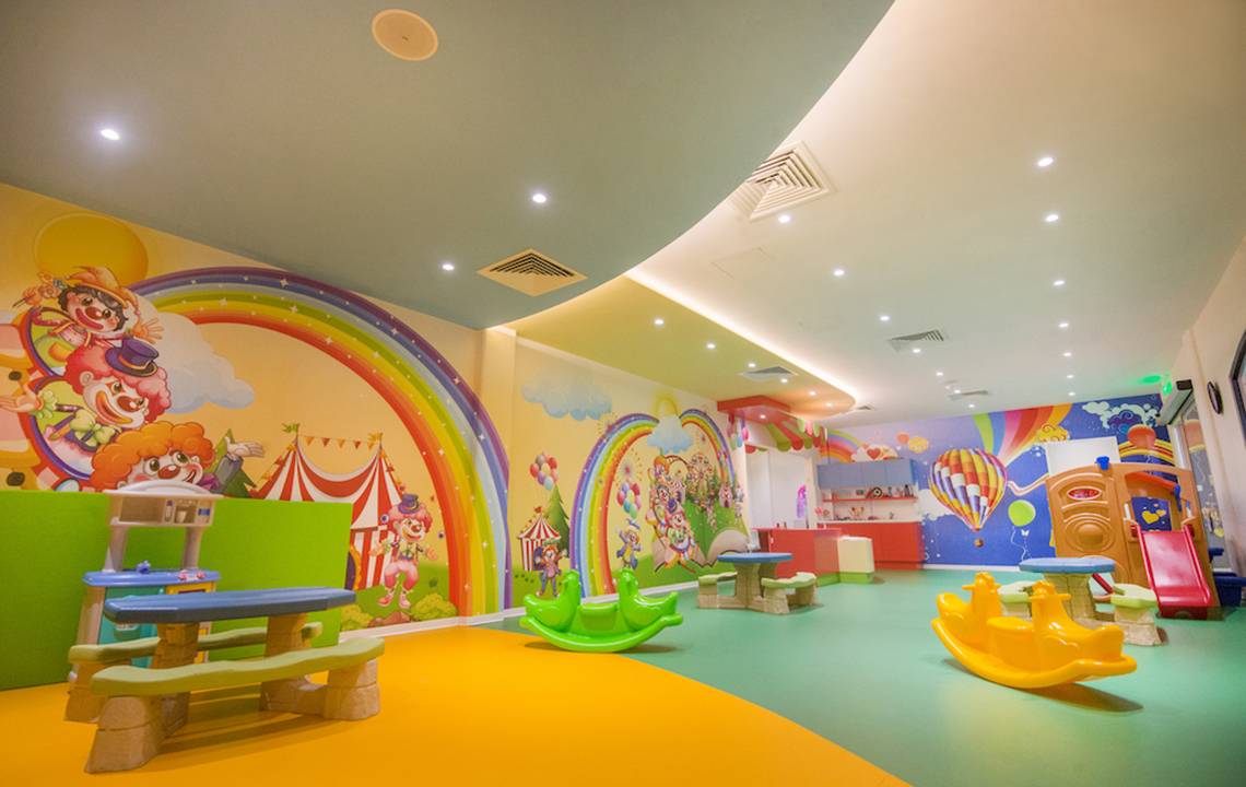 Kinderspielbereich im Adams Beach Hotel mit bunten Wänden und Spielzeug.