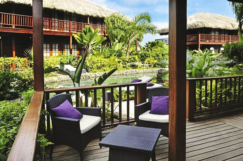 Terrasse des Van der Valk Kontiki Beach Resorts in Curaçao mit Blick auf die tropische Umgebung und Lounge-Stühlen.