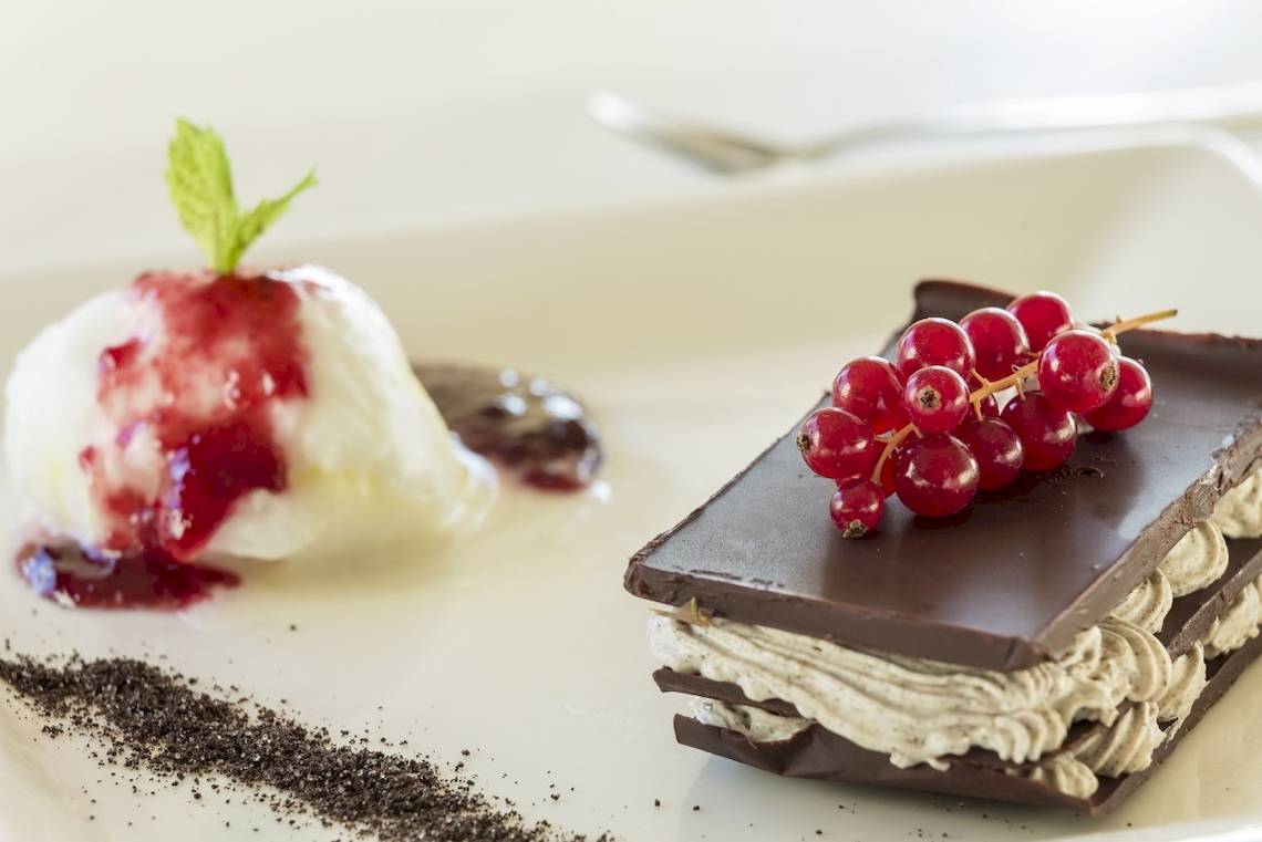 Schokoladendessert und Eis auf einem weißen Teller serviert.