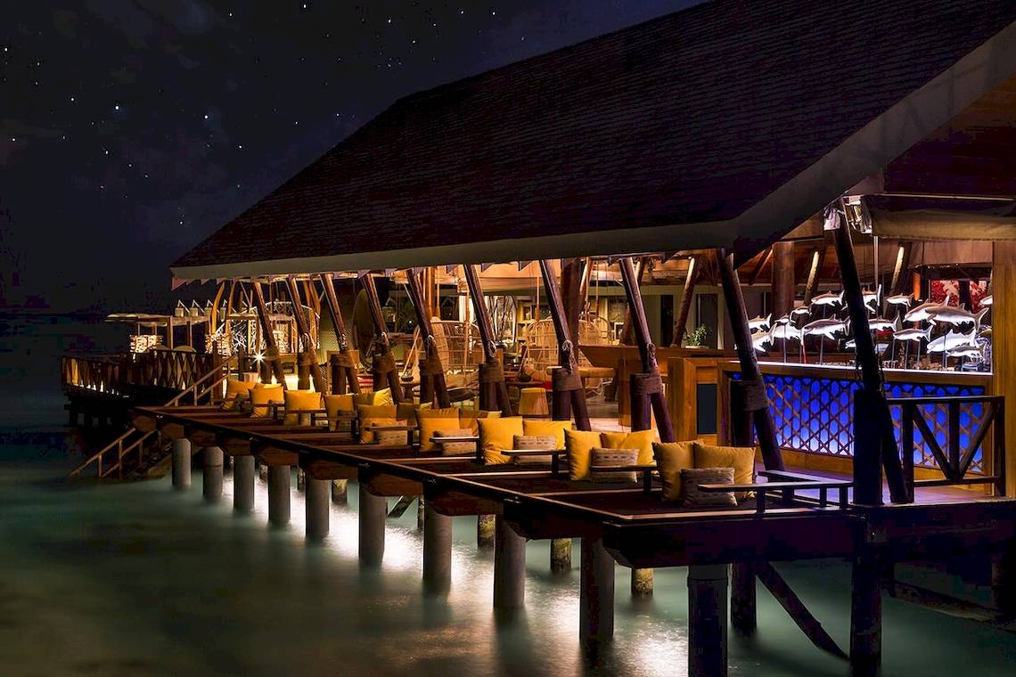 Nachtansicht des LUX South Ari Atoll Hotels mit beleuchteter Terrasse und Meer