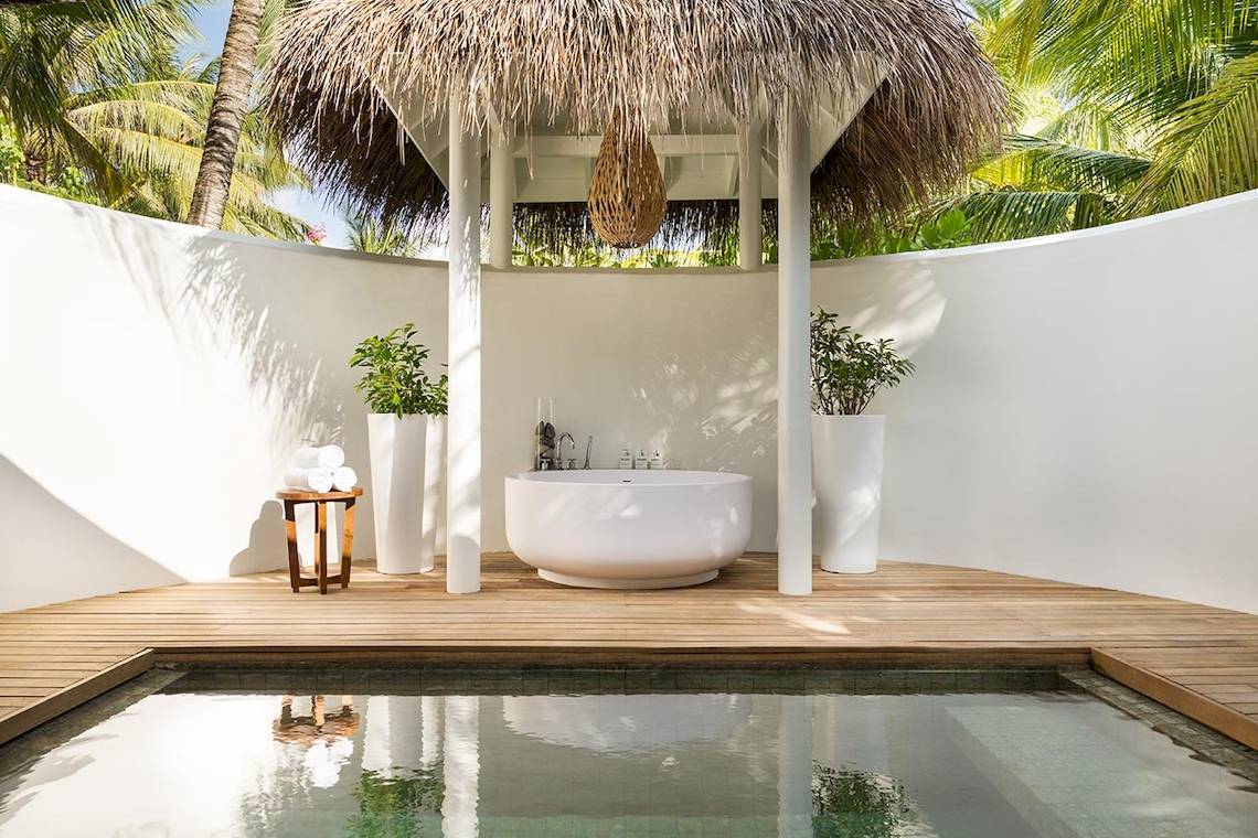 Außenbadewanne unter Palmen im LUX South Ari Atoll Hotel
