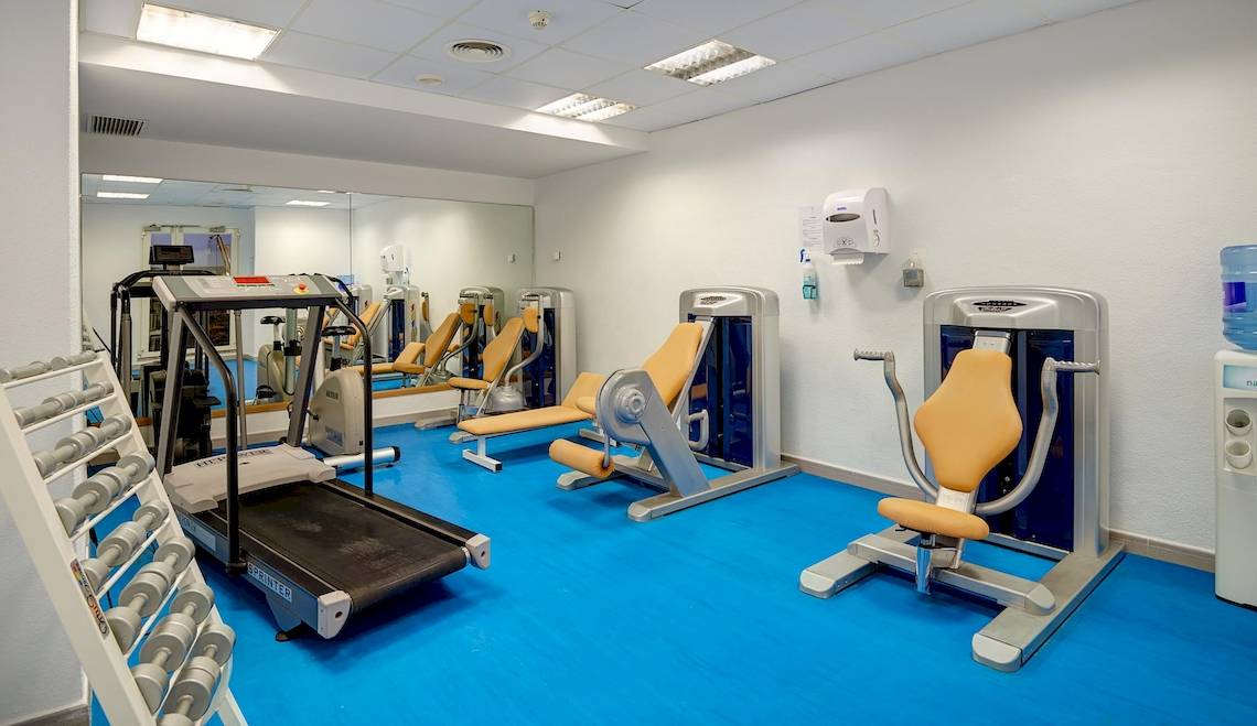 Fitnesscenter im Hipotels Said Hotel mit Laufband, Hanteln und Kraftgeräten.