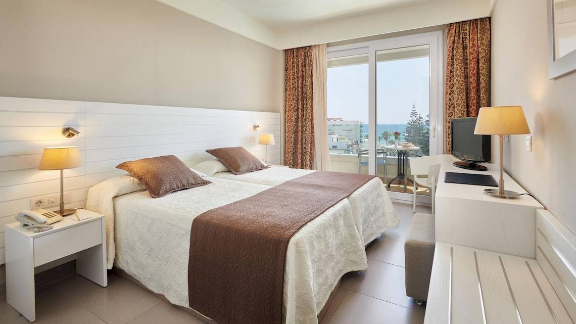 Doppelzimmer im Hipotels Said mit Blick auf den Ozean von einem Balkon.