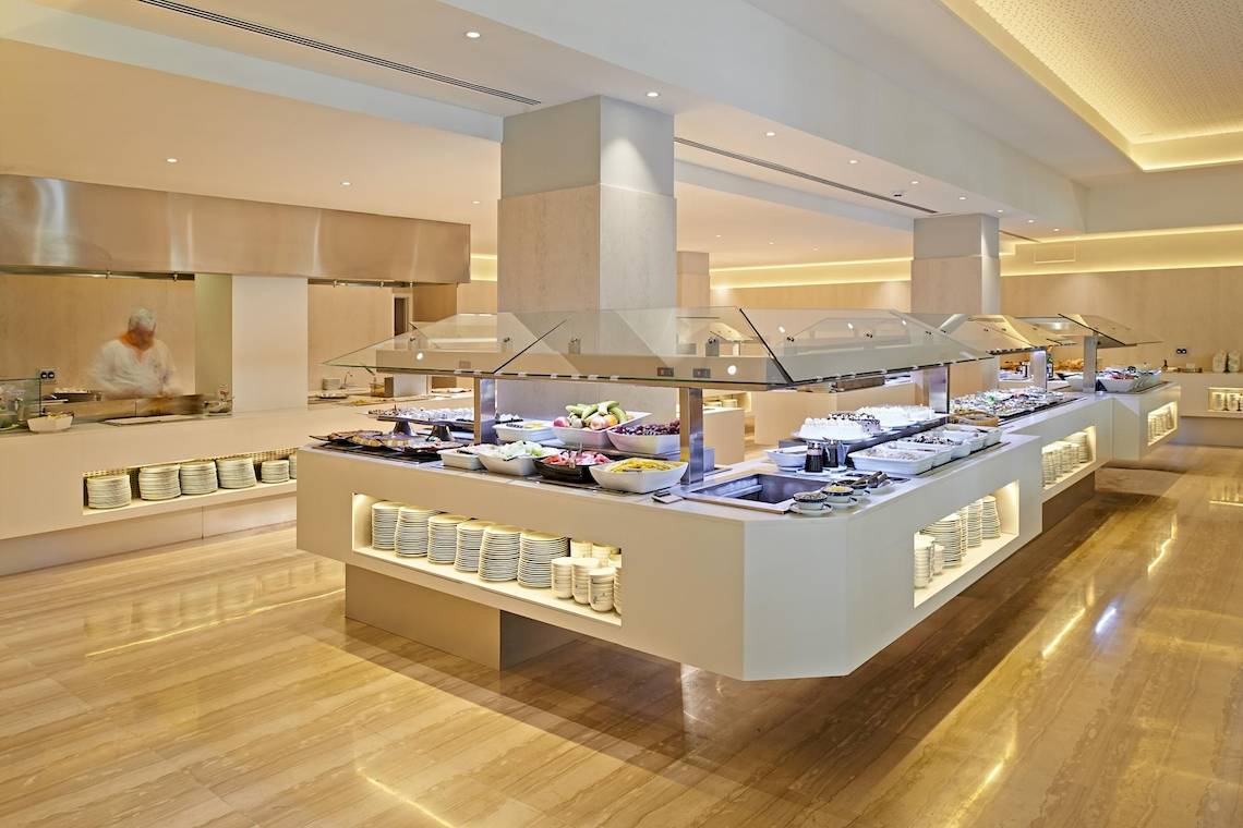 Buffet-Tisch im Hipotels Said Hotel mit verschiedenen Speisen unter Glasüberdachungen.