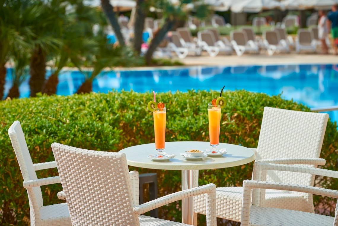 Tisch mit Getränken am Poolbereich des Hipotels Said