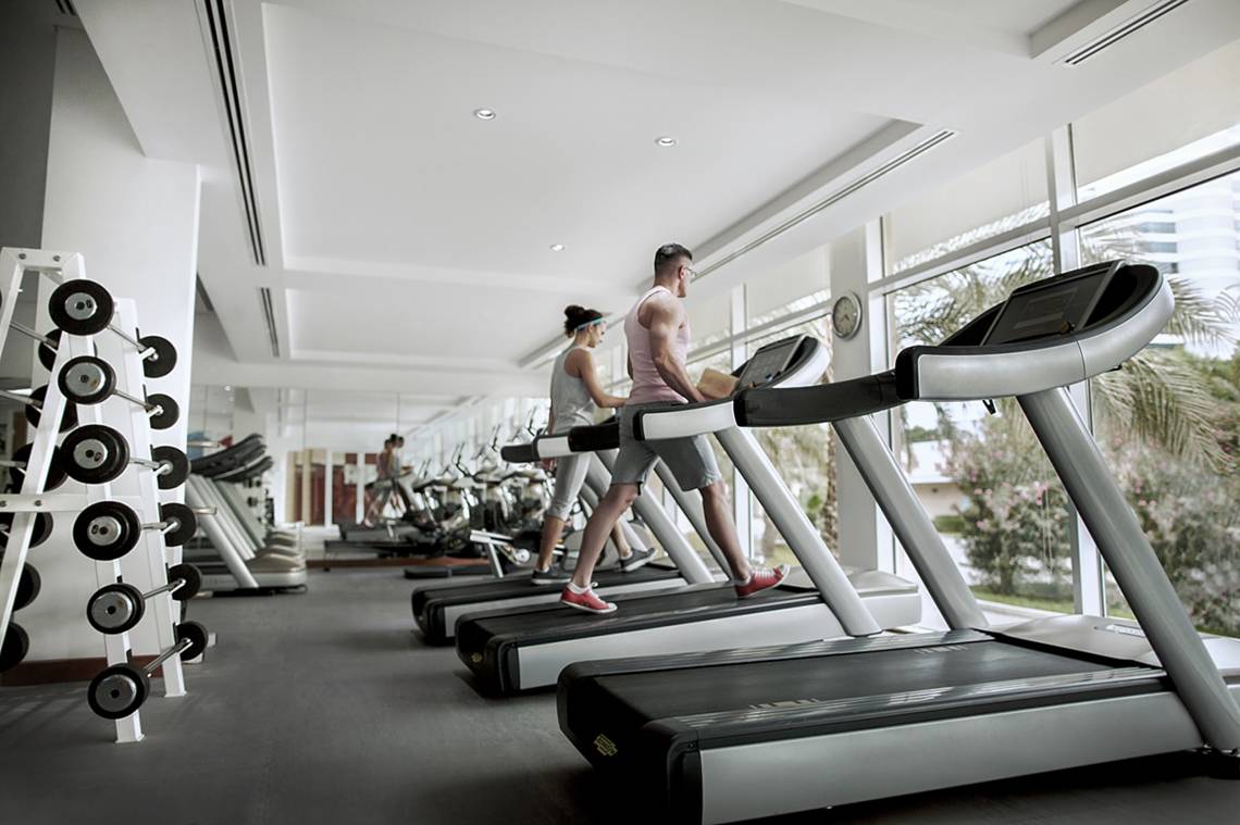 Fitnessstudio im Fujairah Rotana Resort & Spa mit mehreren Läufern auf Tretmühlen