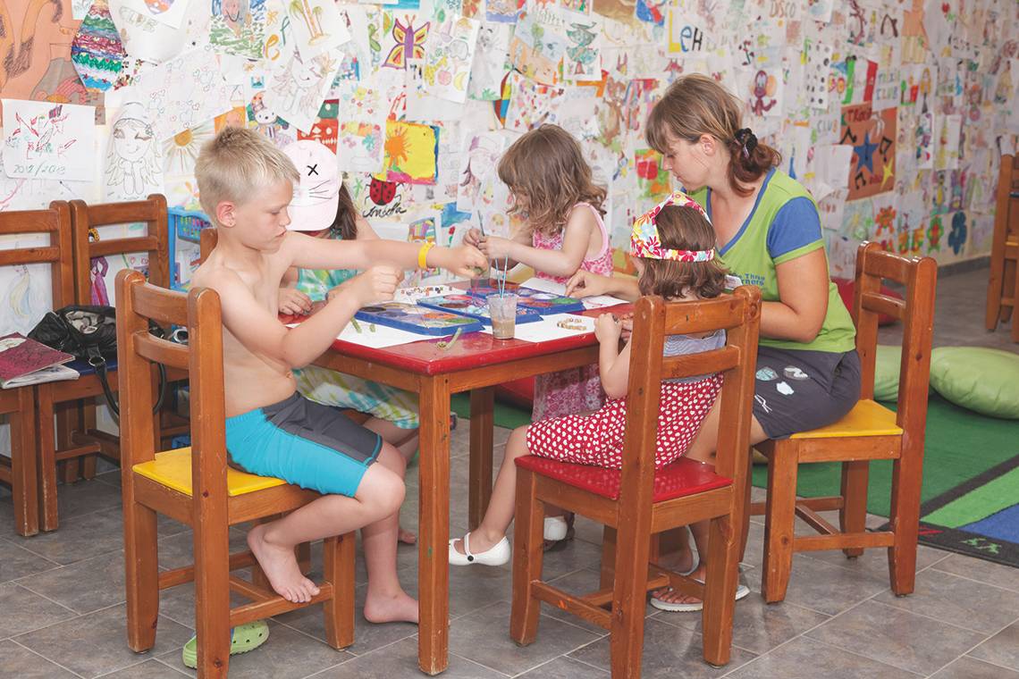 Kinder zeichnen im Hotel Three Corners Fayrouz Plaza Beach Resort.