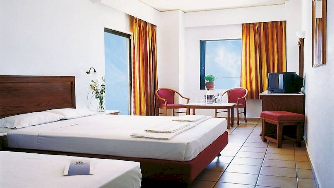 Doppelbettzimmer im Chrissi Amoudia Hotel mit Blick auf die Stadt