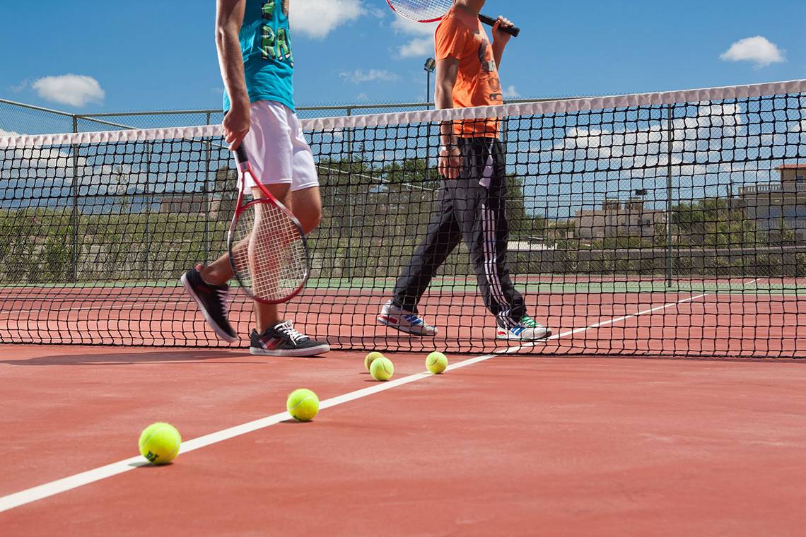 Tennisspieler auf dem Tennisplatz im Hotel Avra Imperial.