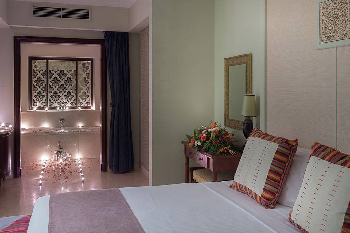 Suite-Schlafzimmer im Pickalbatros The Palace Port Ghalib mit Badewanne und Bett