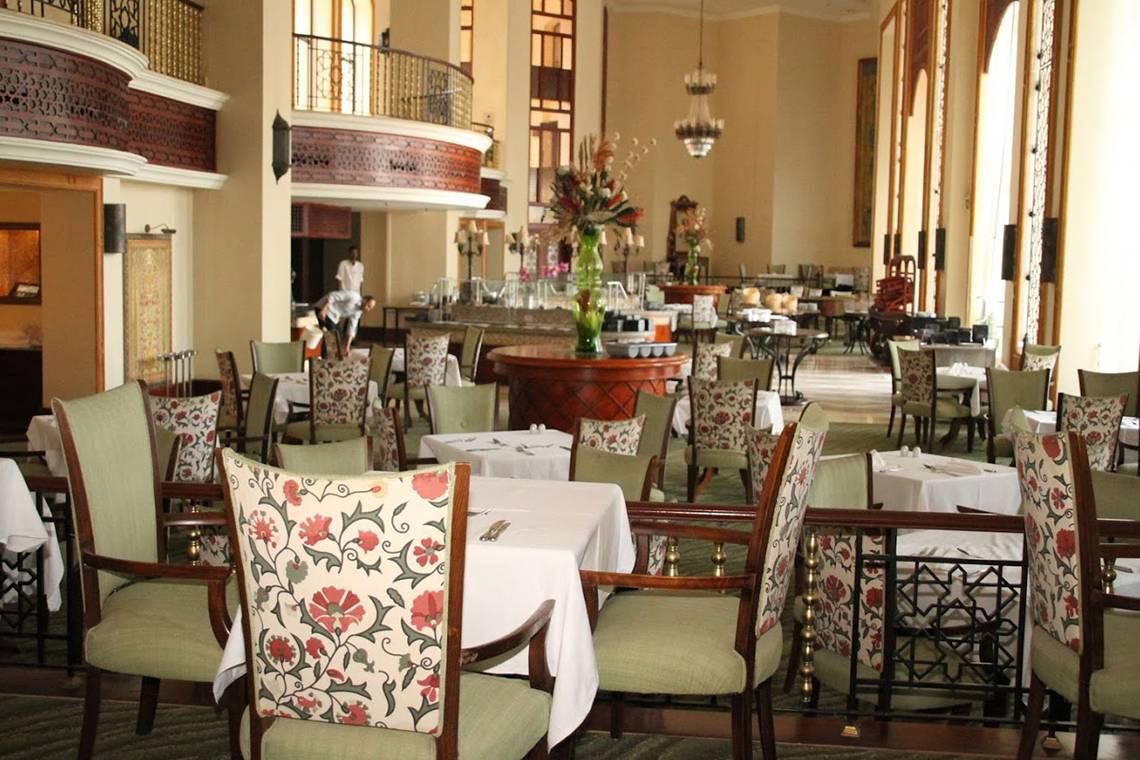 Restaurant des Pickalbatros The Palace Port Ghalib Hotels mit gedeckten Tischen und Stühlen.