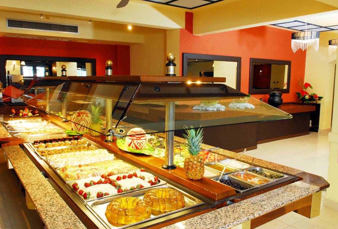 Buffet im Hersonissos Palace Hotel mit verschiedenen Desserts und Früchten.